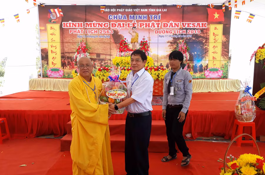 Lãnh đạo Huyện ủy Ia Pa tặng quà chúc mừng tại Chùa Minh Trí xã Pờ Tó. Ảnh: Mai Linh