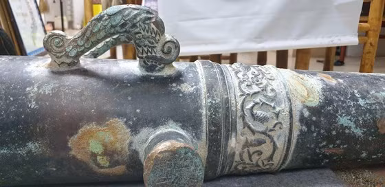 Móc súng chạm rồng