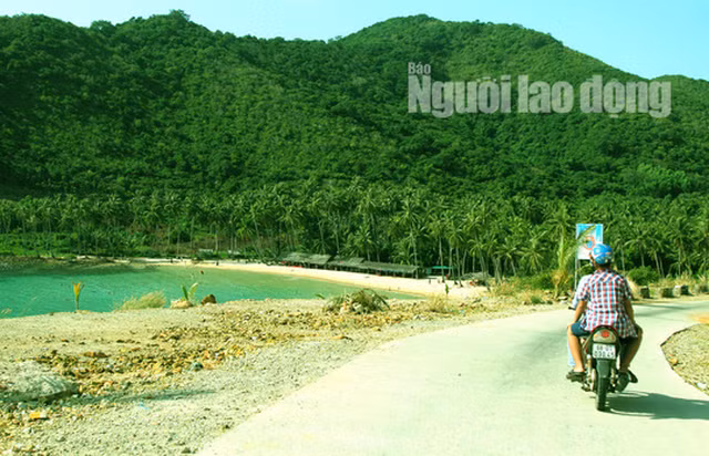 Du khách tham quan, khám phá đảo Nam Du bằng phương tiện chính là xe Honda