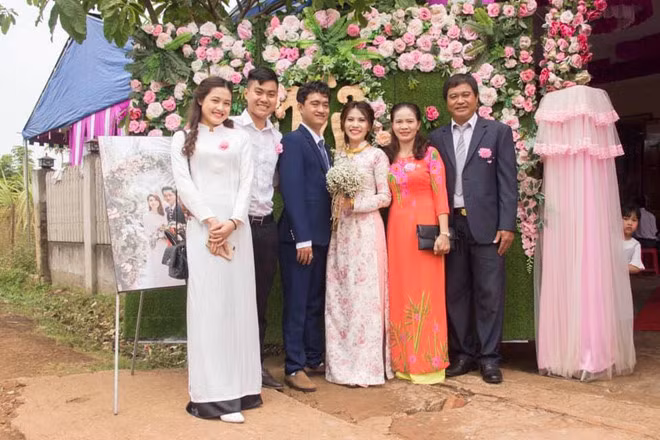 Gia đình hạnh phúc của Sơn với cha mẹ và anh trai, chị gái, anh rể