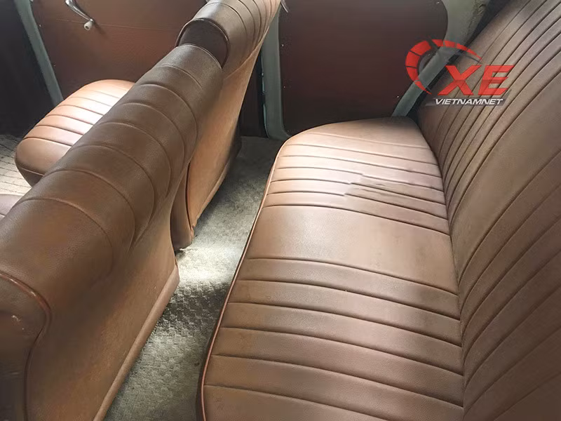 Ưu điểm của Renault Dauphine hay trước đó là mẫu 4CV là thiết kế 4 cửa, trục cơ sở dài giúp hàng ghế sau rộng rãi, dễ lên xuống so với xe 