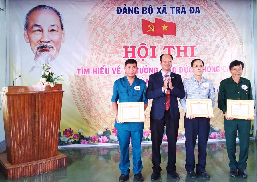  Ông Nguyễn Tiến Dũng-Bí thư Đảng ủy xã Trà Đa trao giải nhất cho các cá nhân. Ảnh: N.D