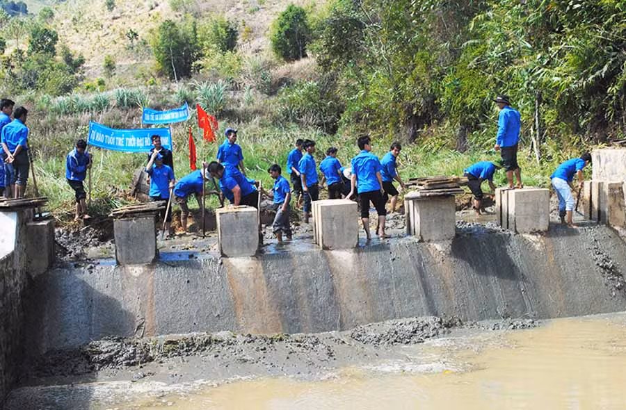  Lực lượng đoàn viên, thanh niên tham gia nạo vét, sửa chữa kênh mương thủy lợi. Ảnh: H.Đ.T