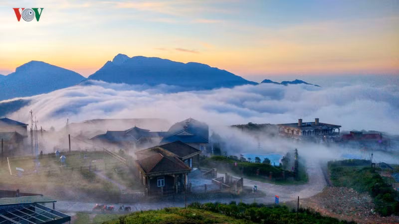 Mẫu Sơn, Lạng Sơn: Người ta thường ví Mẫu Sơn là “nàng công chúa ngủ quên” nhưng nơi đây thực sự là một điểm đến lý tưởng ngày hè bởi nhiệt độ mát mẻ cộng thêm vẻ đẹp của thiên nhiên và những căn biệt thự cổ.