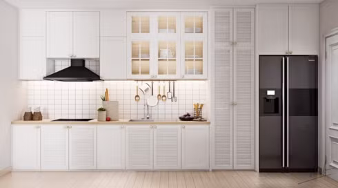 Sự khác lạ của tủ bếp màu trắng này là có thêm cánh cửa tủ được chia thành những viền nhỏ và có thêm ô cửa kính ở tầng trên. 