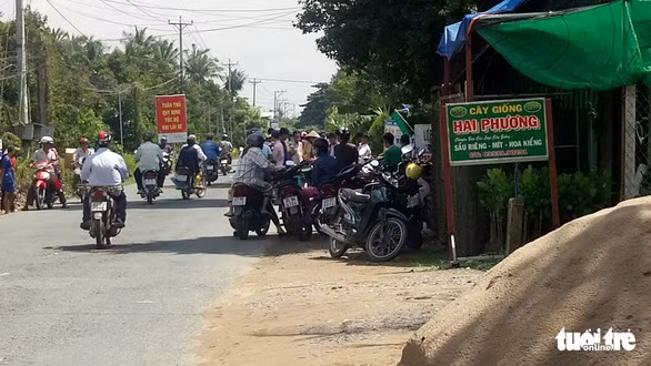 Nhiều người dân hiếu kỳ tập trung theo dõi vụ việc Nhiều người dân hiếu kỳ tập trung theo dõi vụ việc