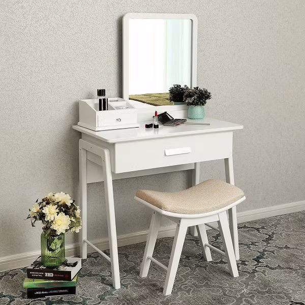 Một chiếc bàn trang điểm chắc chắn phù hợp với bất kỳ kiểu trang trí nào với lớp sơn hoàn thiện màu trắng.