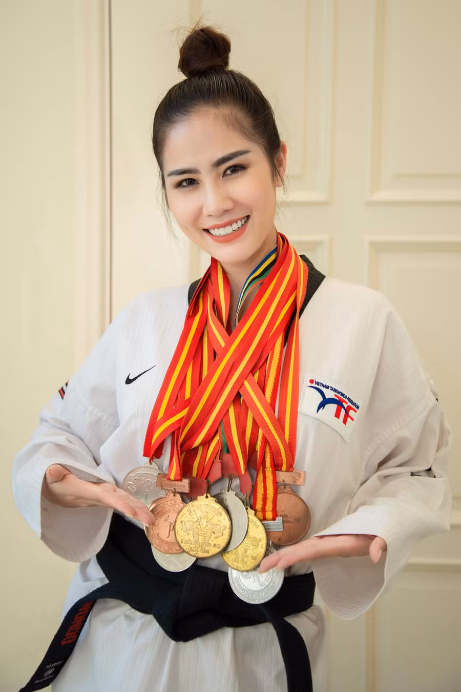 Hoàng Hạnh khoe thành tích võ thuật của mình.