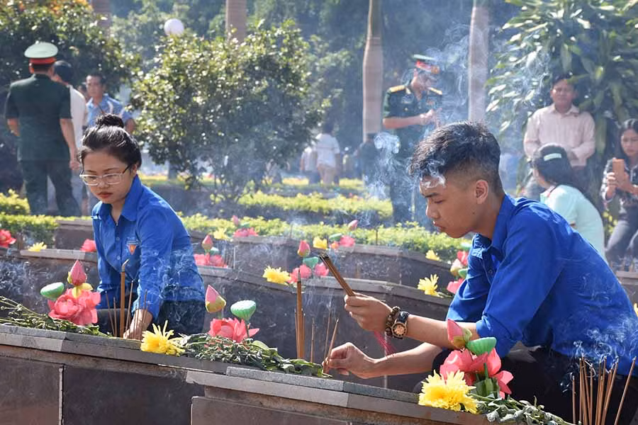 Người dân thắp hương cho các phần mộ liệt sĩ