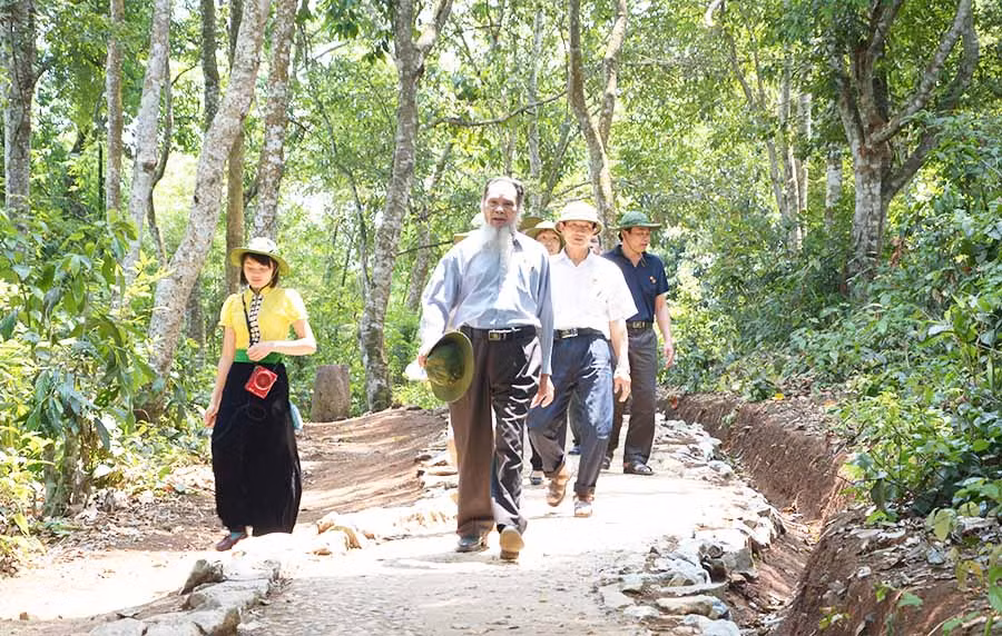 Cựu chiến binh về thăm căn cứ Mường Phăng. Ảnh: Lê Hòa