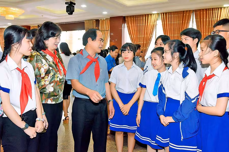 Đồng chí Võ Ngọc Thành-Phó Bí thư Tỉnh ủy, Chủ tịch UBND tỉnh trò chuyện với trẻ em. Ảnh: Đức Thụy