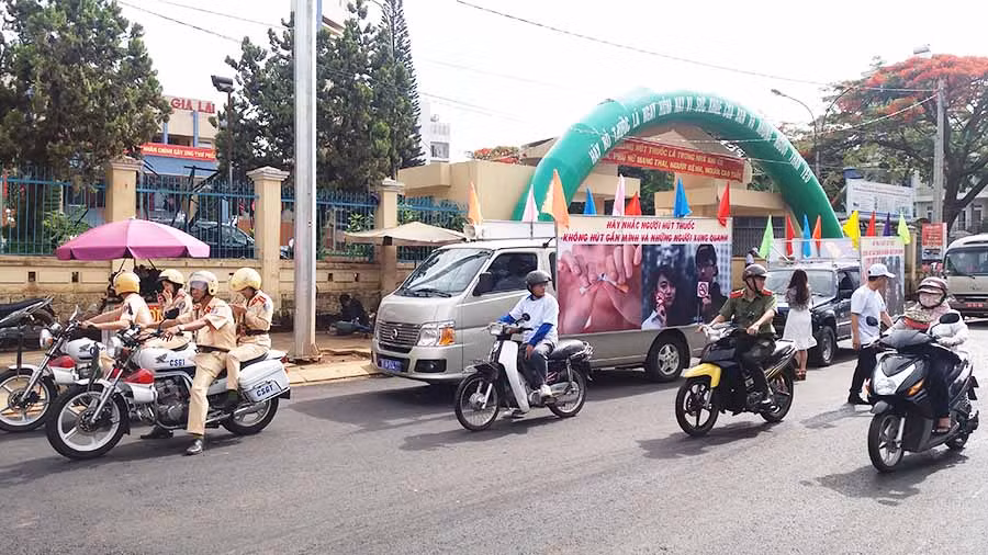 Mọi người cùng tham gia diễu hành, tuyên truyền về phòng, chống tác hại của thuốc lá. 