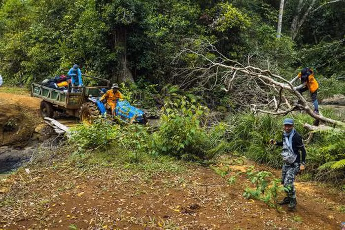  Du khách dọn dẹp những chướng ngại vật trên đường vào thác. Ảnh: Võ Việt-Nắng Hạ