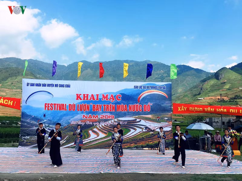 Trong hai ngày 25 và 26/5, tại đèo Khau Phạ, huyện Mù Cang Chải, tỉnh Yên Bái tổ chức Festival dù lượn “Bay trên mùa nước đổ” năm 2019. Hơn 100 phi công trong nước, nước ngoài và hàng nghìn người dân địa phương, cùng đông đảo du khách đã tới tham dự Festival. 