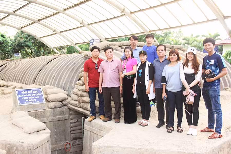 Đoàn cán bộ, viên chức Báo Gia Lai thăm Di tích Hầm chỉ huy Tập đoàn cứ điểm Điện Biên Phủ. Ảnh: NHẬT CƯỜNG