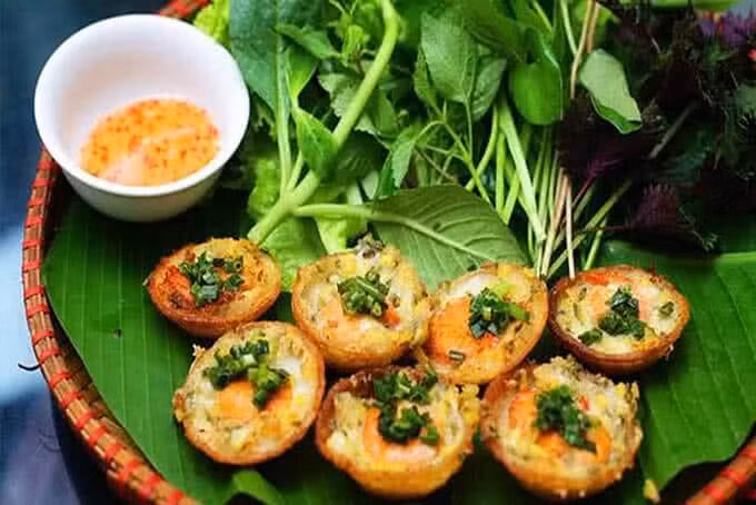 Bánh khọt Vũng Tàu hấp dẫn thực khách với vị giòn của vỏ bánh, vị ngọt đậm đà của tôm.