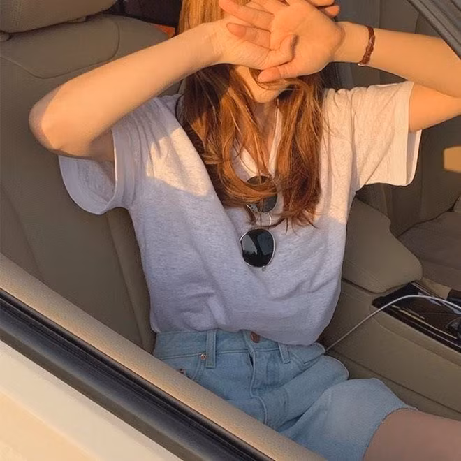 Quần short denim cùng áo thun đơn giản luôn là công thức thời trang đặc trưng của các cô gái yêu thích sự đơn giản. Tuy nhiên, để set đồ thêm cuốn hút, bạn phải kết hợp thêm phụ kiện sành điệu đi kèm.