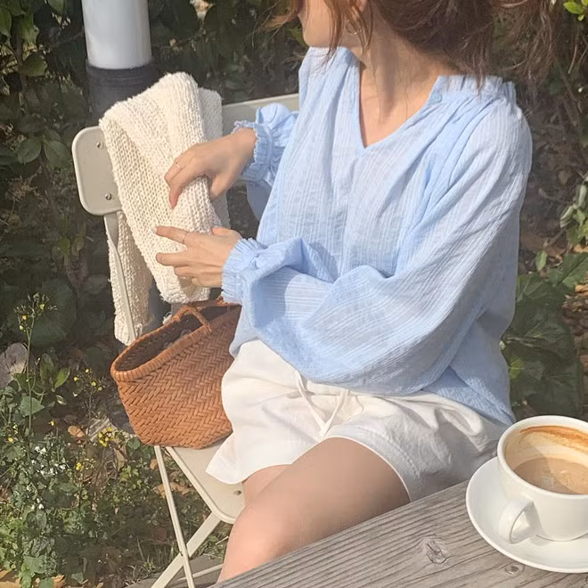  Nếu muốn bộ cánh trông sang hơn, các cô gái hãy sơ vin áo sơ mi vào quần short và hoàn thiện set đồ với sandals hay giày bệt bằng chất liệu da hay cói. Những gam màu pastel như xanh, hồng, vàng, tím... là gợi ý hay cho ngày hè oi bức.