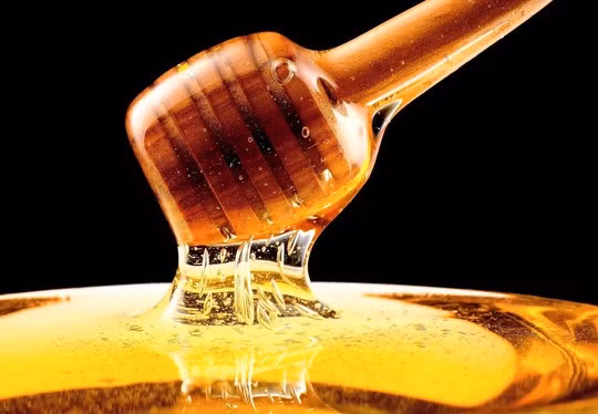 Mật ong có đặc tính kháng khuẩn và đã thể hiện tác dụng bất ngờ lên bệnh nhân bị loét, mụn rộp quanh miệng do herpes - ảnh minh họa từ internet