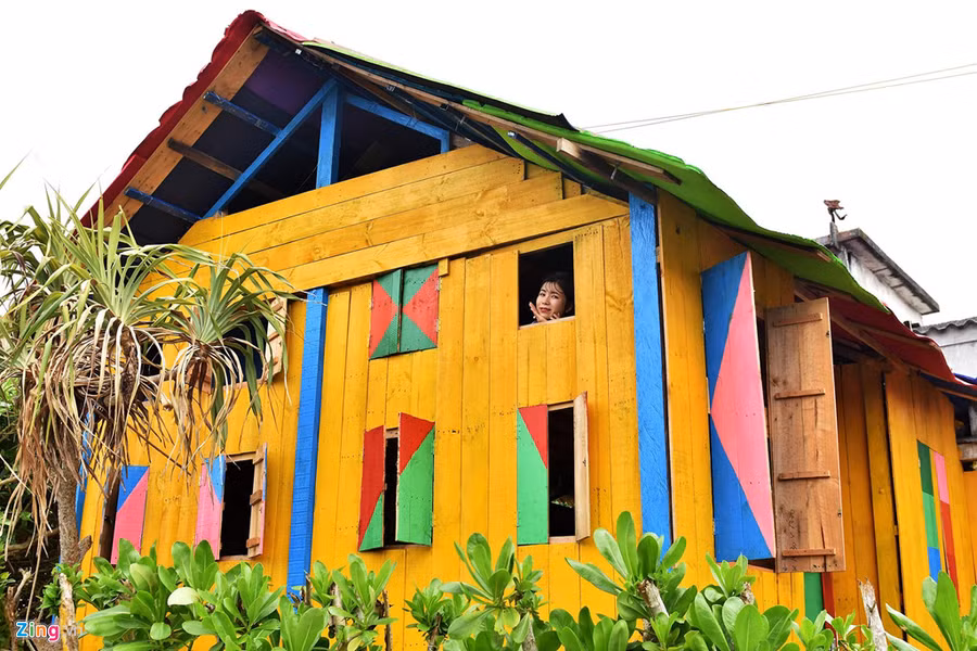 Homestay rực rỡ sắc màu của gia đình Đặng Sâm nổi bật bên bờ biển xanh xã An Bình (đảo Bé), huyện Lý Sơn. Chàng trai quan niệm, đảo Bé nhỏ hẹp vỏn vẹn 1 km2 nên không thể xây homestay bê tông, cốt thép. 