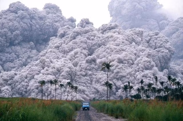  Vụ phun trào của núi lửa Pinatubo ở Philippines đã giải phóng hơn 20 triệu tấn khí SO2 vào tầng bình lưu. Bức ảnh này sẽ cho bạn thấy phần nào sức mạnh khủng khiếp của nó.