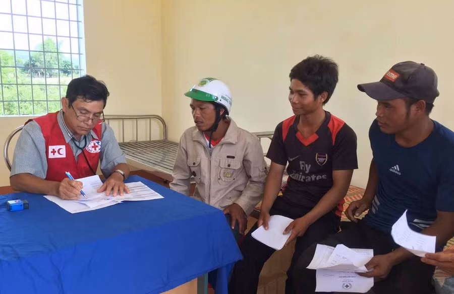  Bác sỹ kê đơn thuốc cho người dân. Ảnh: Hồng Ngọc