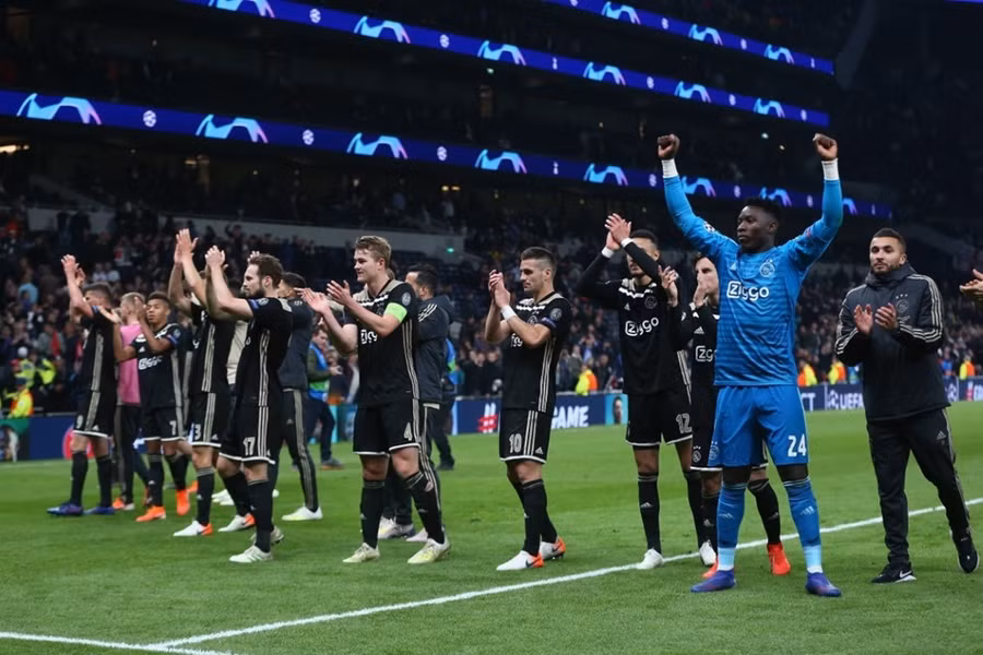  Ajax giành lợi thế lớn trước trận bán kết lượt về
