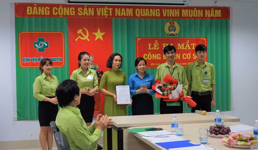 Bà Nguyễn Thị Ánh Xuân-Chủ tịch Công đoàn Ngành Y tế Gia Lai (áo xanh) trao quyết định thành lập BCH lâm thời Công đoàn cơ sở Bệnh viện mắt Cao Nguyên. Ảnh. Đinh Yến