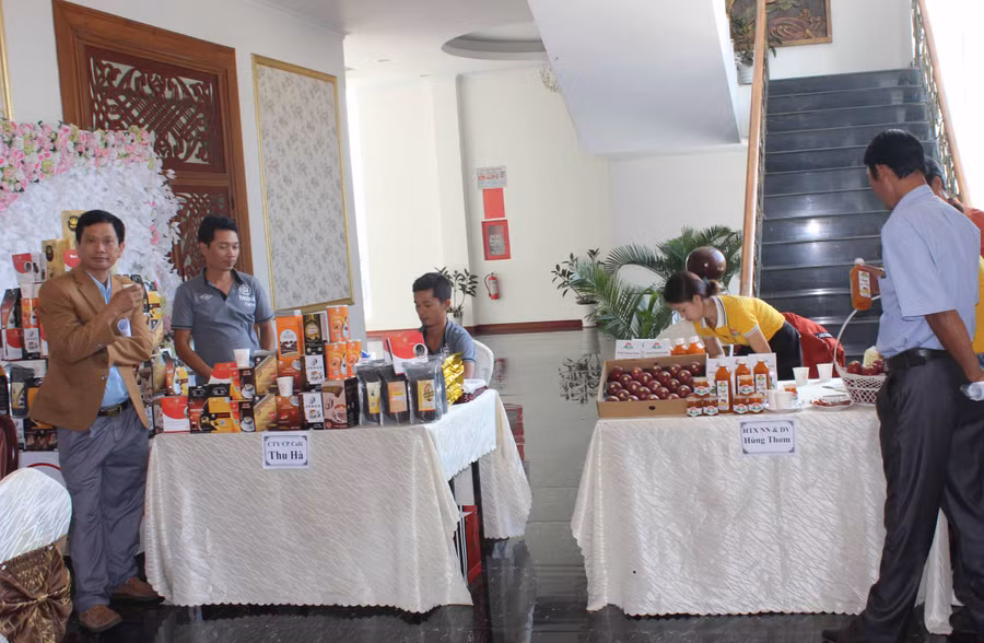 Sản phẩm các HTX tham gia trưng bày tại hội thảo. Ảnh: Nguyễn Diệp