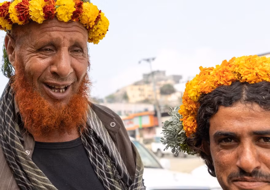  Nhiếp ảnh gia Pháp, Eric Lafforgue, đến các tỉnh Jizan và Asir (Saudi Arabia), nằm dọc biên giới Yemen để khám phá văn hóa độc đáo nơi đây và thực hiện bộ ảnh “những người đàn ông đội hoa”.