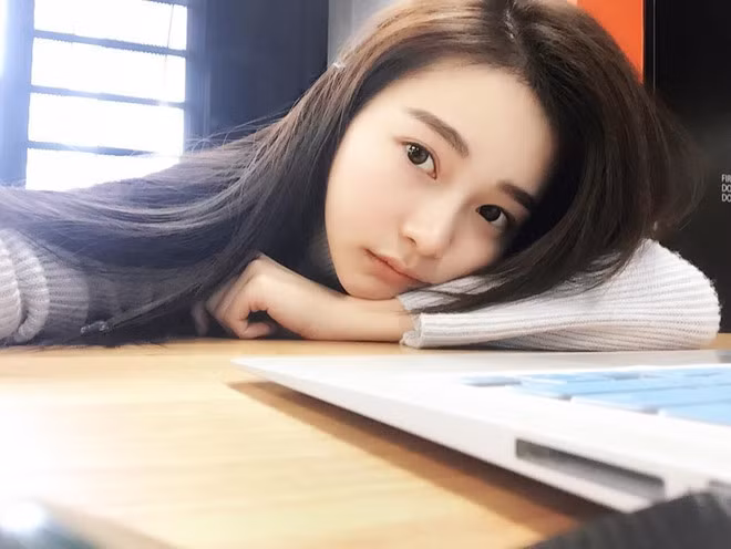 Nữ sinh thường trang điểm nhẹ nhàng, có phong cách ăn mặc thường ngày đơn giản. Cô được khen xinh đẹp, trẻ trung kể cả khi để mặt mộc. 