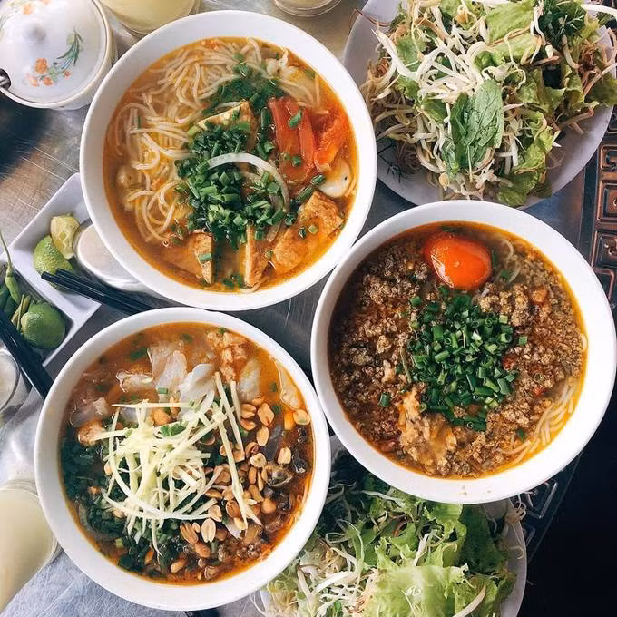 Cá món nước như bún riêu, bún chả cá, bánh canh, bún sứa (sứa nước lèo)... đặc biệt là những món ăn chung với chả cá được nhiều người yêu thích, bạn có thể bắt gặp ở nhiều nơi. Hải sản tươi nên ăn khá ổn. Cá món nước như bún riêu, bún chả cá, bánh canh, bún sứa (sứa nước lèo)... đặc biệt là những món ăn chung với chả cá được nhiều người yêu thích, bạn có thể bắt gặp ở nhiều nơi. Hải sản tươi nên ăn khá ổn.