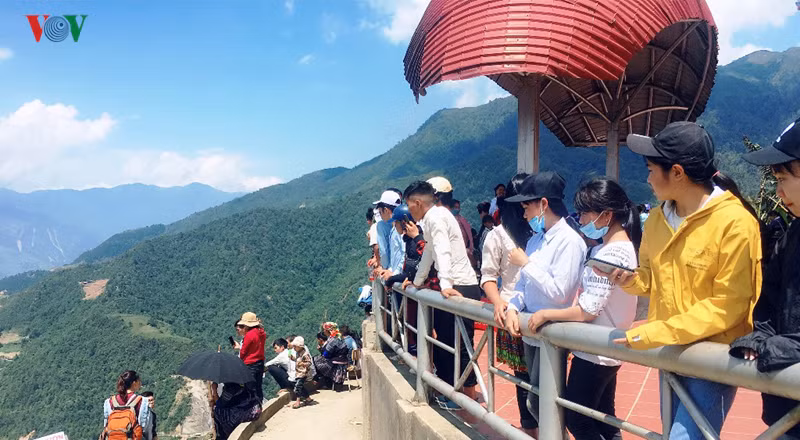  Điểm bay Khau Phạ nằm ở độ cao hơn 1.200 mét so với mực nước biển là một trong những điểm bay dù lượn đẹp nhất Việt Nam