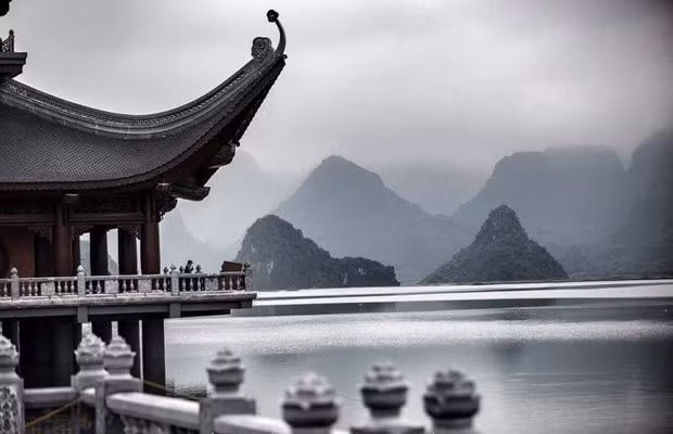 Vẻ đẹp sơn thủy hữu tình của chùa Tam Chúc. (Ảnh: TTXVN)