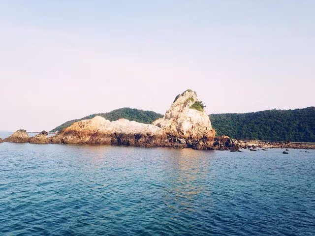  Bãi đá sư tử biểu tượng của đảo Cô Tô con. Ảnh: @akihomme
