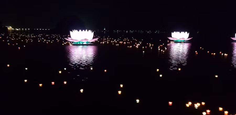 Đại lễ Vesak 2019 chính là nhịp cầu kết nối tri thức yêu thương, và tư tưởng tiến bộ, vun đắp văn hóa, hòa bình cho toàn thể nhân loại. Đại lễ Vesak 2019 chính là nhịp cầu kết nối tri thức yêu thương, và tư tưởng tiến bộ, vun đắp văn hóa, hòa bình cho toàn thể nhân loại.