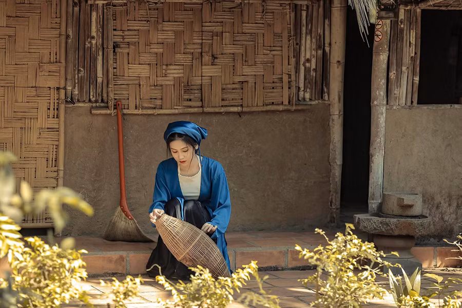  Về bối cảnh, lớp đã tận dụng những địa điểm trong thành phố Buôn Ma Thuột để tiết kiệm chi phí. Trang phục cũng không khó để tìm kiếm.