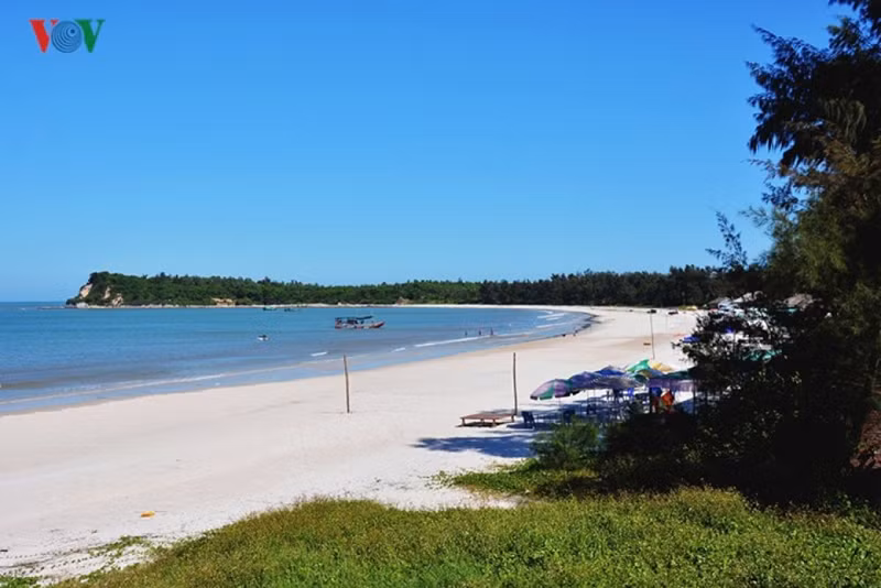 Quan Lạn, Quảng Ninh: Nằm trong vườn quốc gia Bái Tử Long, Quan Lạn là “viên ngọc quý” của thiên nhiên với những bãi biển xanh trong mát rượi cùng những cồn cát trải dài bình yên và hoang sơ.