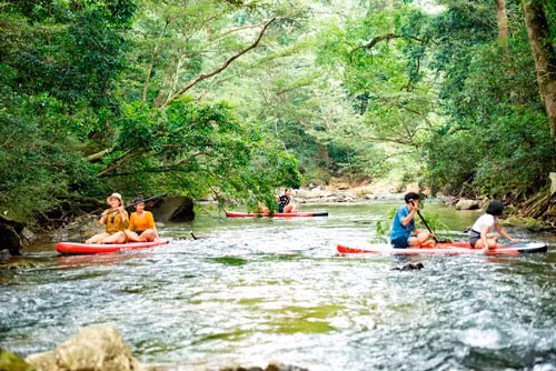 Du khách chèo thuyền khám phá suối Ozo