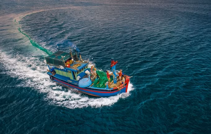  Anh Hòa kể, sau khi ăn trưa, anh bắt đầu chặng đường 70 km từ nhà ở TP. Quy Nhơn (Bình Định) để kịp chiều ra Hòn Yến. Vì khoảng 14h, ngư dân bắt đầu thả lưới và ngưng kéo lúc 21h. Mỗi lần đi chụp, anh đều xem dự báo thời tiết và tìm hiểu thói quen kéo lưới của những ngư dân tại đây.