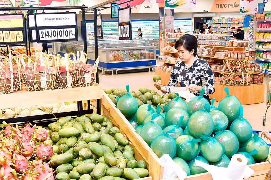 Nhiều loại trái cây trong nước đã có mặt tại các siêu thị giúp người tiêu dùng có thêm cơ hội lựa chọn. Ảnh: Đ.T