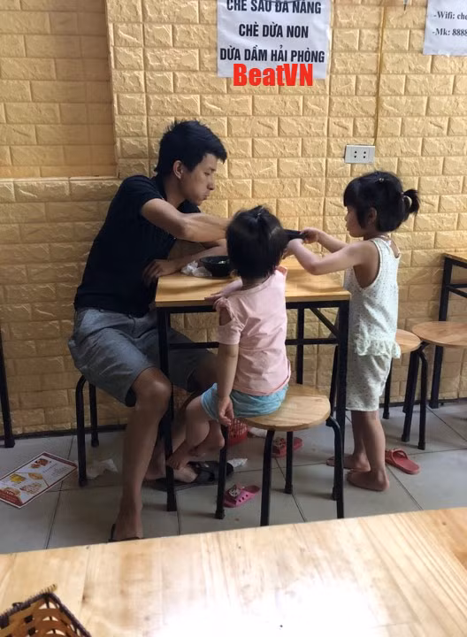 Người đàn ông mang hai con đi ăn chè để vợ ngủ.