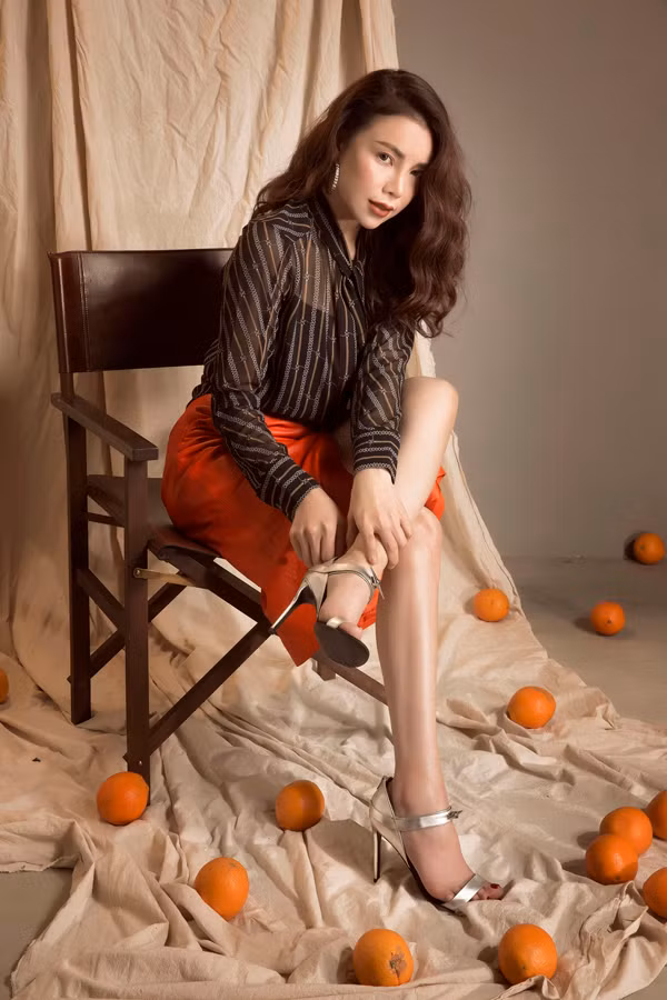 Trong bộ ảnh mới thực hiện, Trà Ngọc Hằng xây dựng hình ảnh người phụ nữ năng động, cá tính nhưng cũng không kém phần gợi cảm.