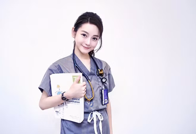 Jen Lee (25 tuổi) là gương mặt quen thuộc, thường xuyên xuất hiện trên các diễn đàn trai xinh gái đẹp châu Á. Vào đầu tháng 3, nữ sinh đặc biệt gây chú ý khi loạt ảnh chụp cô được nhiều tờ báo Đài Loan, Hong Kong đăng tải với tiêu đề: 