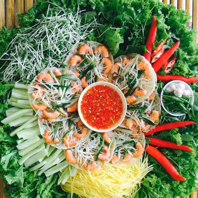 Kích cỡ chiếc bánh xèo tôm nhảy bằng lòng bàn tay người lớn nhưng dễ dàng chiếm trọn cảm tình của bạn nhờ topping nhiều tôm hấp dẫn. Điểm nhấn của món bánh nằm ở chén nước mắm vừa miệng, thêm ớt cay xè ăn đã miệng. Khi ăn, thực khách cuốn với các loại rau sống như xà lách, rau thơm, dưa leo... kèm tỏi. Kích cỡ chiếc bánh xèo tôm nhảy bằng lòng bàn tay người lớn nhưng dễ dàng chiếm trọn cảm tình của bạn nhờ topping nhiều tôm hấp dẫn. Điểm nhấn của món bánh nằm ở chén nước mắm vừa miệng, thêm ớt cay xè ăn đã miệng. Khi ăn, thực khách cuốn với các loại rau sống như xà lách, rau thơm, dưa leo... kèm tỏi.