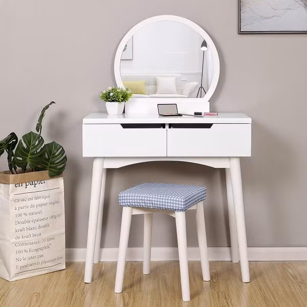 Bàn, ghế trang điểm nhỏ gọn, sạch sẽ và ngăn nắp.