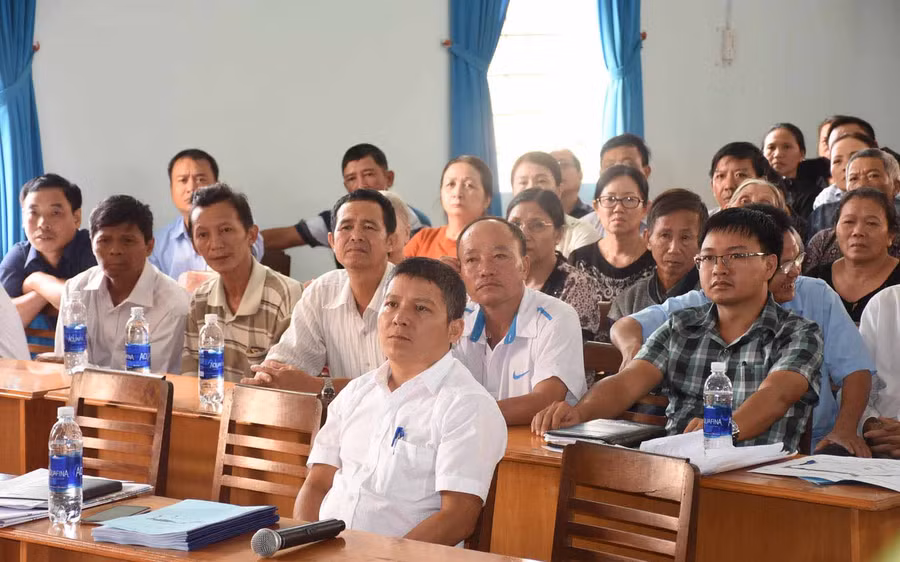 Các đại biểu và đông đảo người dân tham gia tại hội nghị. Ảnh: Hà Phương