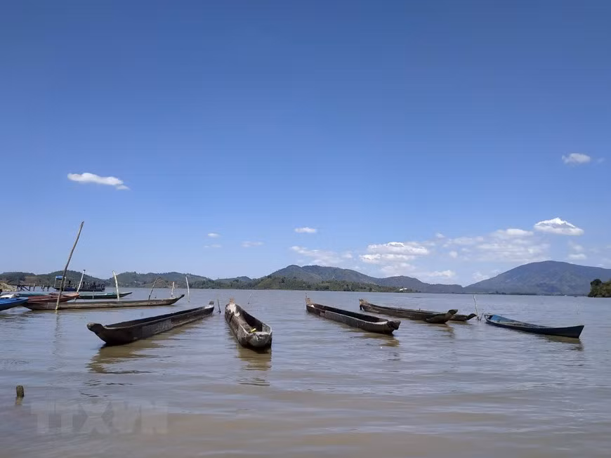 Quang cảnh bình yên bên Hồ Lắk. 