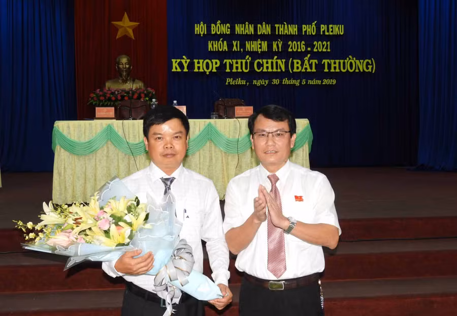 Chủ tịch HĐND thành phố Pleiku tặng hoa chúc mừng tân Chủ tịch UBND thành phố Pleiku. Ảnh: Thanh Nhật