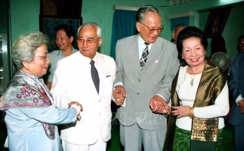  Nguyên Chủ tịch nước Lê Đức Anh và Phu nhân đến thăm Chủ tịch Xuphanuvong và Phu nhân tại nhà riêng năm 1993. (Ảnh: TTXVN).